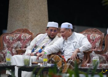 MOHD. Amar Nik Abdullah (dua kiri) semasa menjawab soalan daripada pemberita selepas Ceramah Umum Sempena Sambutan 70 Tahun Pas Kelantan dan 35 Tahun Membangun Bersama Islam Peringkat Kawasan Pengkalan Chepa, Kelantan malam tadi-IHSAN DATO' NIK AMAR