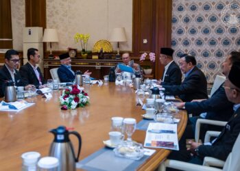 ANWAR Ibrahim mendengar taklimat oleh Majlis Agama Islam Wilayah Persekutuan (MAIWP) mengenai rancangan mengembangkan lagi institusi pendidikan menengah dan pengajian tinggi dibawah MAIWP di Putrajaya.