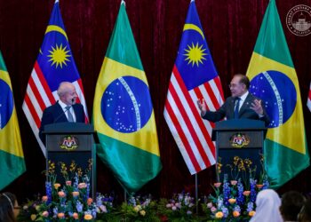 ANWAR Ibrahim dan LUIZ Inácio Lula Da Silva pada sidang akhbar selepas kedua-dua pemimpin bertemu di Kompleks Seri Perdana, Putrajaya, semalam.-GAMBAR/PEJABAT PERDANA MENTERI