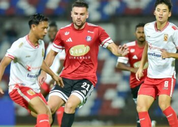 AJDIN Mujagic (tengah) muncul wira Sabah FC apabila meledak hatrik ketika berdepan Kelantan TRW di Stadium Likas.- IHSAN SABAH FC