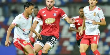 AJDIN Mujagic (tengah) muncul wira Sabah FC apabila meledak hatrik ketika berdepan Kelantan TRW di Stadium Likas.- IHSAN SABAH FC