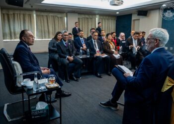 ANWAR Ibrahim semasa bertemu dengan ahli-ahli U.S-APEC Business Coalition di Mesyuarat Pemimpin-Pemimpin Ekonomi APEC (AELM) di Gyeongju, Republik Korea.-Pejabat Perdana Menteri.