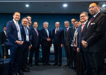 ANWAR Ibrahim semasa perbincangan bersama Ketua Pegawai Eksekutif NVIDIA Corporation, Jensen Huang, serta Pengarah Urusan YTL Power, Dato’ Yeoh Seok Hong di Mesyuarat Pemimpin-Pemimpin Ekonomi APEC (AELM) di Gyeongju, Republik Korea.