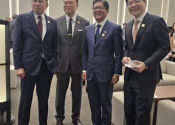 ANWAR Ibrahim bersama para pemimpin Kerjasama Ekonomi Asia Pasifik (APEC)