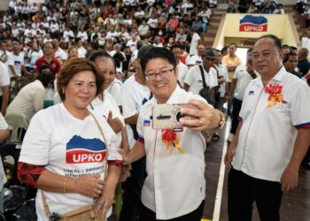 Ewon (tengah)  bergambar dengan  ahli UPKO di Dewan Datuk Seri Panglima Antenom sempena Konvensyen UPKO Tenom 2025. - GAMBAR/IHSAN MEDIA DEB