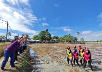 TUANKU Syed Faizuddin Putra Jamalullail (kiri) berkenan meluangkan masa bersama rakyat pada program Sukan Bendang 2025 berlangsung di Kampung Alor Setar, Pauh, Arau, semalam. -UTUSAN