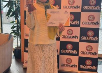 DR. Norazian Mohamed Noor dari Fakulti Kejuruteraan dan Teknologi Awam (FKTA), Unimap berjaya meraih Anugerah Emas Berganda (Double Gold Award) di Globalwiin Submit of Roundtables & Awards 2025 yang berlangsung di London, United Kingdom pada 22 hingga 23 Oktober lalu.-UTUSAN