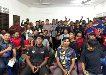 ROZABIL Abd Rahman (tengah) bersama anak muda pada program sembang santai Pemuda UMNO bersama anak-anak muda Pusat Daerah Mengundi (PDM) Pauh dan Guar Gajah di Dewan Padang Nyu, di Arau, Perlis semalam. -UTUSAN/ASYRAF MUHAMMAD