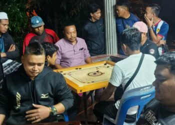 KEJOHANAN karom di Kampung Lubuk Merbau berlangsung meriah.-UTUSAN
