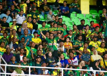 SEBAHAGIAN daripada 18,000 penyokong Kedah yang hadir menyaksikan perlawanan persahabatan antara Ex Double Treble Kedah dan Ex Malaysia Legend di Stadium Darul Aman, malam tadi. - UTUSAN/ SHAHIR NOORDIN