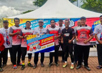 FATHUL Bari Mat Jahya (lima dari kiri) menyampaikan hadiah kepada pemenang  bagi acara sepakan penalti sempena Karnival Sepak Penalti dan Netball Shooting Challenge 2025 di Padang Bandaran, Kangar, Perlis.-UTUSAN