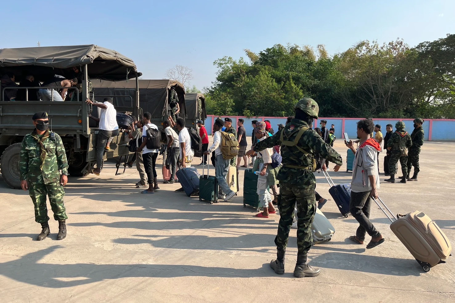 Tentera Myanmar serbu pusat scammer, rampas 30 peranti Starlink