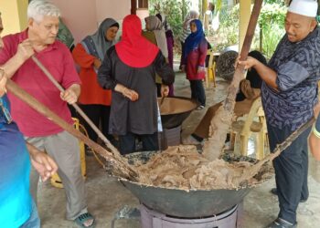 Dalam tempoh dua jam, campuran bahan yang dikacau bertukar menjadi liat dan memerlukan tenaga yang kuat.