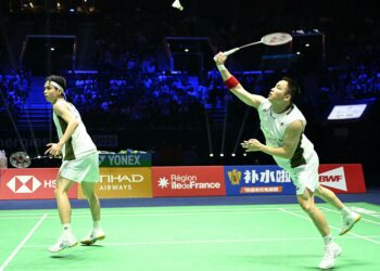 Aaron Chia-Soh Wooi Yik menewaskan rakan senegara, Low Hang Yee-Ng Eng Cheong 15-21, 21-14, 21-14 pada aksi pusingan kedua Terbuka Arctic di Energia Areena, Finland semalam. - AFP