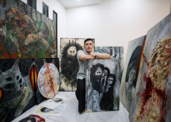 koleksi lukisan seram air tangan Aiman Zamri.-UTUSAN/AFIQ RAZALI