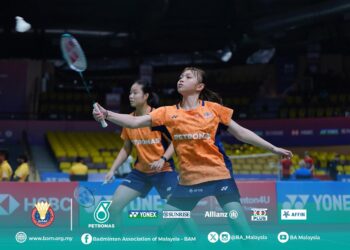 Low Zi Yu-Noraqilah Ramdan yang mudah mengetepikan Audrey Chang-Jasmine Yeung 18-12 dalam perlawanan penentuan tempat ke-5/8 pada Kejohanan Badminton Remaja Dunia Berpasukan Campuran 2025 di Guwahati Assam, India, hari ini.