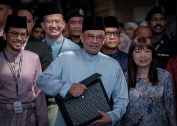 ANWAR Ibrahim ketika meninggalkan Kementerian Kewangan (MoF) pada pukul 3.30 petang menuju ke Parlimen bagi membentangkan Belanjawan 2026.