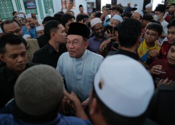 ANWAR Ibrahim ketika ditemui media selepas hadir bagi menunaikan solat Jumaat di Surau Fathurrahman, Presint 11 Putrajaya. - UTUSAN/FAIZ ALIF ZUBIR