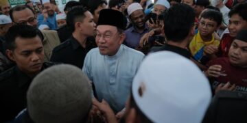 ANWAR Ibrahim ketika ditemui media selepas hadir bagi menunaikan solat Jumaat di Surau Fathurrahman, Presint 11 Putrajaya. - UTUSAN/FAIZ ALIF ZUBIR