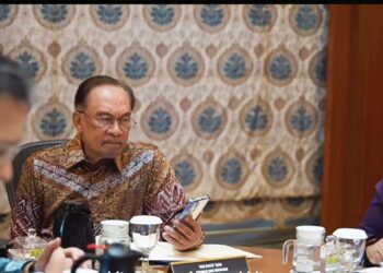 ANWAR Ibrahim memberi jaminan kerajaan akan memastikan ahli keluarga aktivis dan sukarelawan Malaysia ditahan Israel dimaklumkan setiap maklumat dan perkembangan proses pembebasan. – GAMBAR FB ANWAR IBRAHIM