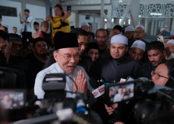 ANWAR Ibrahim selepas menunaikan solat Jumaat di Surau Fathurrahman, Presint 11 Putrajaya. - UTUSAN/FAIZ ALIF ZUBIR