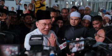 ANWAR Ibrahim selepas menunaikan solat Jumaat di Surau Fathurrahman, Presint 11 Putrajaya. - UTUSAN/FAIZ ALIF ZUBIR
