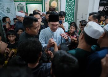 ANWAR Ibrahim ketika ditemui media selepas hadir bagi menunaikan solat Jumaat di Surau Fathurrahman, Presint 11 Putrajaya. - UTUSAN/FAIZ ALIF ZUBIR