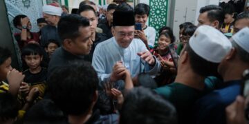 ANWAR Ibrahim ketika ditemui media selepas hadir bagi menunaikan solat Jumaat di Surau Fathurrahman, Presint 11 Putrajaya. - UTUSAN/FAIZ ALIF ZUBIR