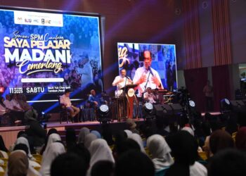 ANWAR Ibrahim berucap pada program Seminar Sijil Pelajaran Malaysia (SPM) Cemerlang, Saya Pelajar Madani di Sekolah Menengah Kebangsaan (SMK) Yuk Choy, Ipoh hari ini. - UTUSAN