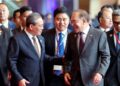 PERDANA Menteri, Datuk Seri Anwar Ibrahim bersama Perdana Menteri China, Li Qiang pada Sidang Kemuncak ASEANChina di Pusat Konvensyen 
Kuala Lumpur, semalam.  BERNAMA