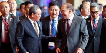 PERDANA Menteri, Datuk Seri Anwar Ibrahim bersama Perdana Menteri China, Li Qiang pada Sidang Kemuncak ASEANChina di Pusat Konvensyen 
Kuala Lumpur, semalam.  BERNAMA