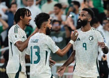 Feras Al-Brikan dari Arab Saudi (kanan) meraikan kejayaan menjaringkan gol ketiga mereka dengan Nawaf Boushal dan Jehad Thakri pada aksi Kelayakan Piala Dunia 2026 di Stadium Bandar Sukan Raja Abdullah, Arab Saudi hari ini. - AFP