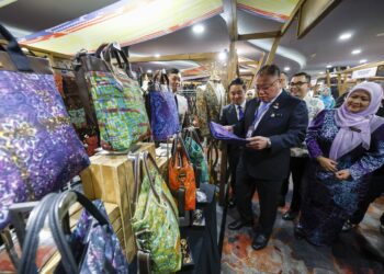 TIONG King Sing melawat rerurai jualan ASEAN Arts & Crafts Bazaar (AACB) 2025 bersempena Forum
Komuniti Sosio-Budaya ASEAN Ke-34 di Pusat Konvensyen Sunway Pyramid, kelmarin. – UTUSAN/
SHIDDIEQIIN ZON