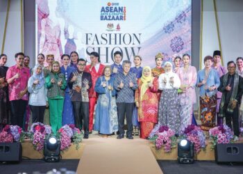 Shaharuddin Abu Sohot (tengah) dan Pengerusi Kraftangan Malaysia, Mohd Al-Hafizi Ab Bakar (lima dari kiri) bersama para pereka fesyen pada sesi Meet And Greet Hi-Tea sempena ASEAN Arts and Crafts Bazaar (AACB) 2025 di Kompleks Kraf Kuala Lumpur, kelmarin. Turut sama, Ketua Pengarah Kraftangan Malaysia, Datuk Ainu Sham Ramli (enam dari kanan). – UTUSAN/FARIZ RUSADIO