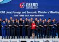MOHAMAD Hasan (baris depan, tengah) bersama Menteri-Menteri Luar dan Ekonomi ASEAN di Pusat Konvensyen Kuala Lumpur, semalam.-UTUSAN/SHIDDIEQIIN ZON