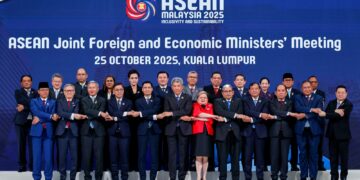 MOHAMAD Hasan (baris depan, tengah) bersama Menteri-Menteri Luar dan Ekonomi ASEAN di Pusat Konvensyen Kuala Lumpur, semalam.-UTUSAN/SHIDDIEQIIN ZON
