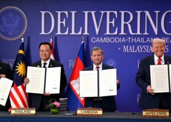 DARI kiri: ANWAR Ibrahim; Perdana Menteri Thailand, Anutin Charnvirakul; Perdana Menteri Kemboja, Hun Manet dan Donald Trump menunjukkan Perjanjian Damai Kuala Lumpur antara Thailand-Kemboja di Pusat Konvensyen Kuala Lumpur (KLCC), semalam. - AFP