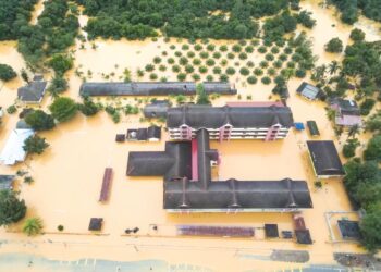 GAMBAR dirakam dari udara memaparkan keadaan banjir yang melanda sekitar rumah penduduk di Kampung Matang, Hulu Terengganu pada Disember 2024. - UTUSAN/PUQTRA HAIRRY.