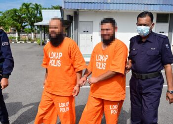 USAHAWAN hartanah dan adiknya ketika dibawa ke Mahkamah Majistret Dungun, Terengganu. - UTUSAN/PUQTRA HAIRRY