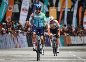 PELUMBA pasukan XDS Astana, Aaron Gate meraikan kemenangan peringkat terakhir Le Tour De Langkawi(LTDL) 2025 selepas cemerlang melakukan kayuhan bertenaga sepanjang 108.2km dari Tangkak ke Kuala Lumpur, semalam-UTUSAN/MUHAMAD IQBAL ROSLI