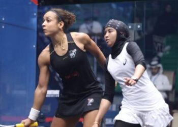 Aifa Azman (kanan) sewaktu beraksi menentang Melissa Alves sebelum ditimpa kecederaan kepala pada pusingan kedua Kejohanan Skuasy Klasik Qatar di Doha, Qatar, semalam. - IHSAN PSA SQUASH