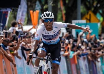 Reaksi pelumba Terengganu Cycling Team (TSG), Muhammad Nur Aiman Rosli meraikan kejayaannya menamatkan saingan di tempat kedua dalam perlumbaan peringkat ketujuh Le Tour de Langkawi (LTdL) 2025 dari Melaka ke Medini, Johor, semalam. - MINGGUAN/MUHAMAD IQBAL ROSLI