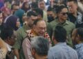 ANWAR Ibrahim menyantuni orang ramai ketika hadir pada Majlis Rumah Terbuka Deepavali Madani di KL Sentral, Kuala Lumpur, hari ini. - UTUSAN/FARIZ RUSADIO