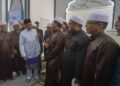 ANWAR Ibrahim beramah mesra dengan kariah masjid selepas hadir menunaikan solat Jumaat di Surau Jannatul Firdaus, Perumahan Penjawat Awam Malaysia (PPAM) Seruling, Presint 5, Putrajaya, semalam. - UTUSAN/FAISOL MUSTAFA