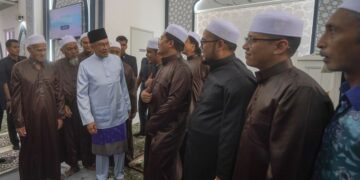 ANWAR Ibrahim beramah mesra dengan kariah masjid selepas hadir menunaikan solat Jumaat di Surau Jannatul Firdaus, Perumahan Penjawat Awam Malaysia (PPAM) Seruling, Presint 5, Putrajaya, semalam. - UTUSAN/FAISOL MUSTAFA