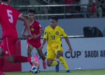 ARIF Aiman Hanapi cuba melepasi kawalan pertahanan Laos pada aksi ketiga Kumpulan F Kelayakan Piala Asia 2027 di Stadium Nasional, Vientiane, malam tadi.-IHSAN MALAYSIA NT