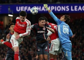 Penjaga gol Olympiakos, Konstantinos Tzolakis menumbuk bola ketika diasak jentera serangan Arsenal dalam saingan Liga Juara-Juara di Stadium Emirates, London, semalam. - AFP