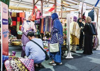 Orang ramai yang berkunjung ke reruai jualan komuniti kraf sempena Bazaar Seni & Kraf ASEAN di Kompleks Kraf di Kuala Lumpur, semalam. – UTUSAN/SYAKIR RADIN