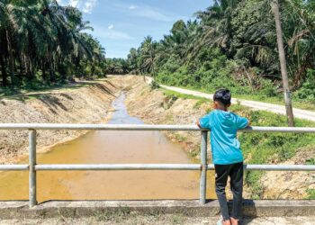 SEORANG kanak-kanak melihat tali air yang dibersihkan bermula Jambatan Bukit Damar sehingga Bukit Batu di Mukim Alor Limbat, Marang, Terengganu sebagai persediaan menghadapi musim tengkujuh yang diramal melanda bulan depan.