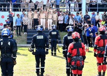 Ahmad Zahid Hamidi melambaikan tangan kepada pasukan keselamatan selepas menyaksikan demonstrasi menyelamat mangsa di Padang Awam Jerantut di Jerantut, Pahang semalam. – UTUSAN/SHAIKH AHMAD RAZIF